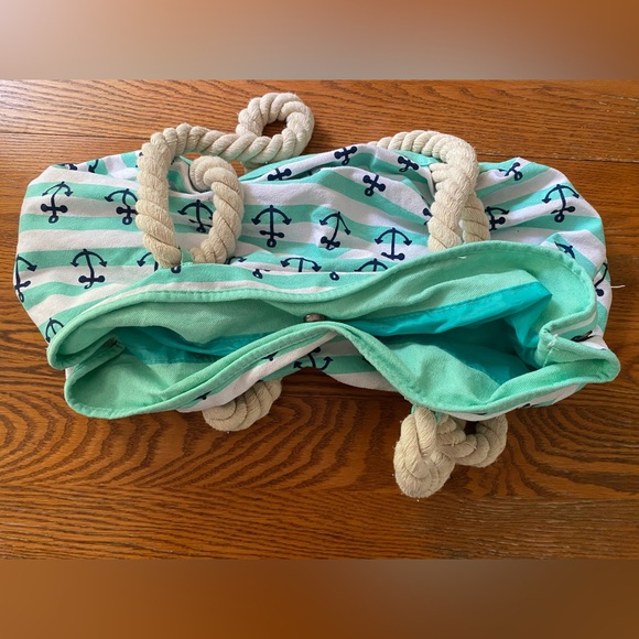 NWOT!  Perfect condition. No tears or stains. From a smoke free home. - Picture 3 of 7